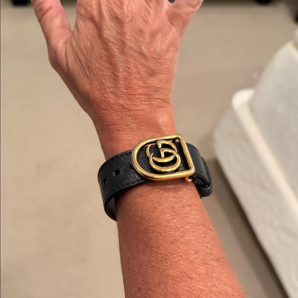 Gucci Black Leather Watch with Gold Emblem - Picture 1 of 4